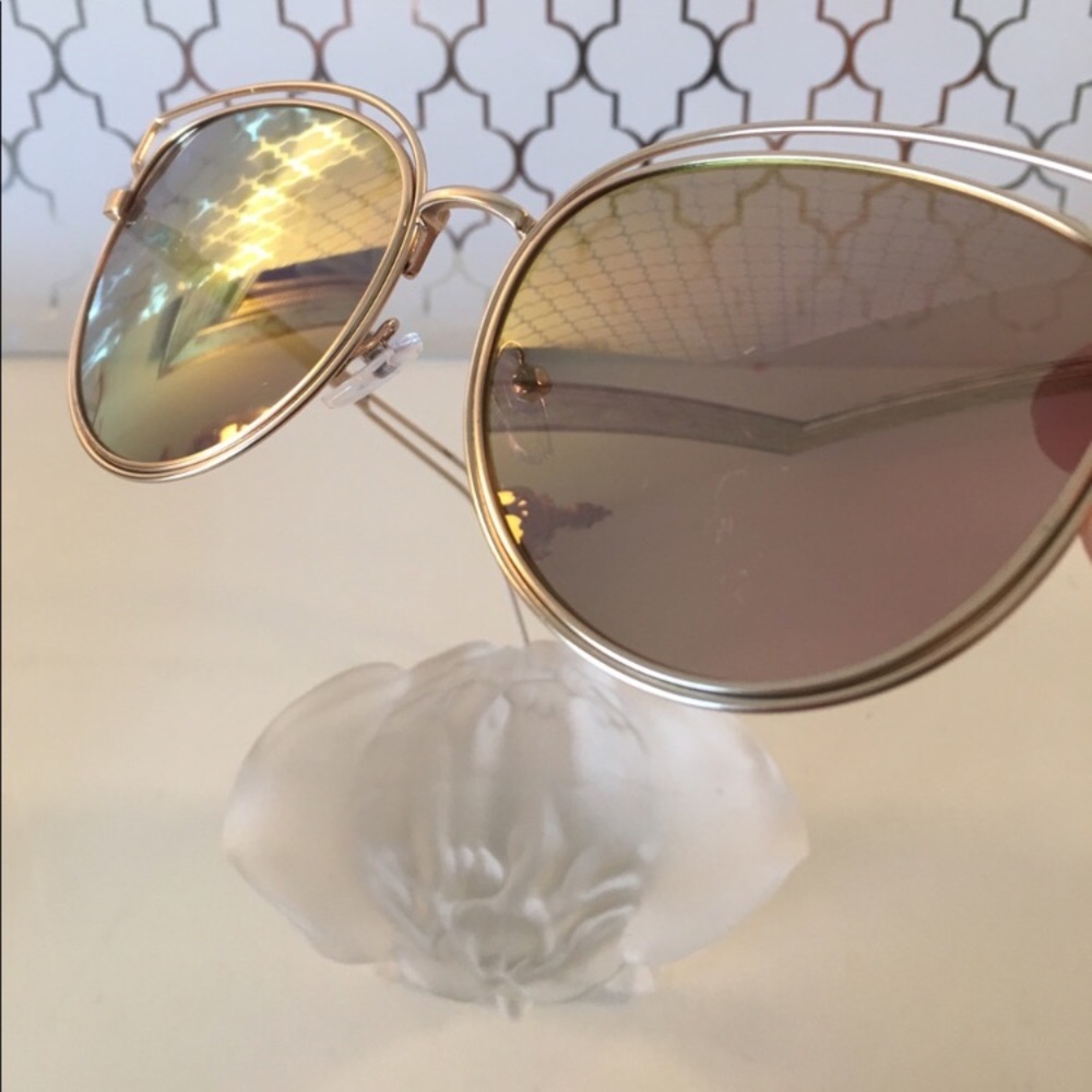 New gold sunglasses with pink lenses - Picture 3 of 4